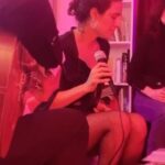 Julieta Díaz Instagram - El sábado estuve cantando con @leoandersenmusica en guitarra mágica en la presentación de Lumbre de @portroche mi amor 🖌️❤️ en @espaciomoebius 🎸🎤 Fue una noche hermosa ✨🌙 Muchas gracias por estar ahí! 🎥 @albersebaila 🙏🏽💋