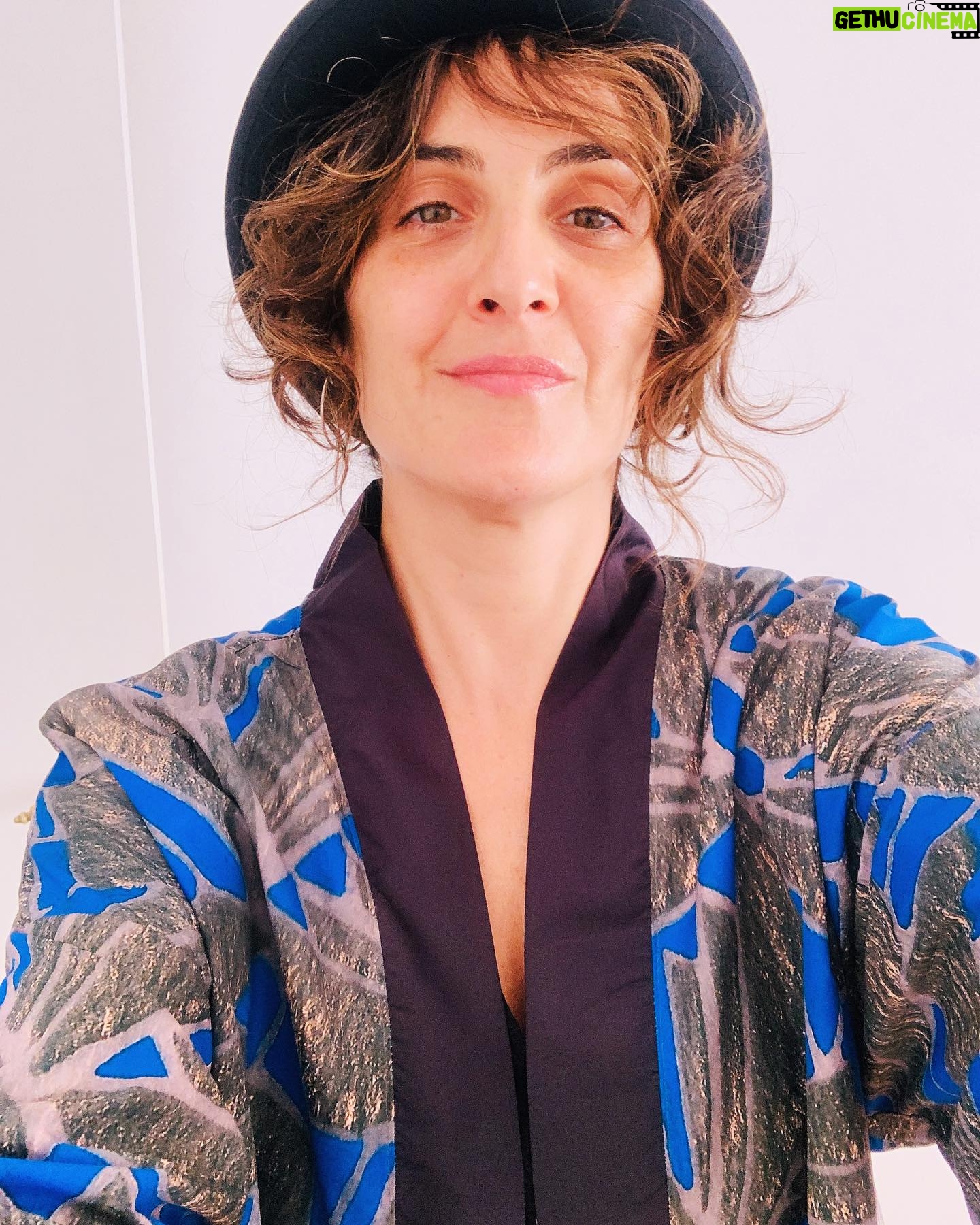 Julieta Díaz - 2.7K Likes - Kimono @sofiayalfonso 👘❤️🙏🏽
Lentes @lasoreirooficial 👓✨