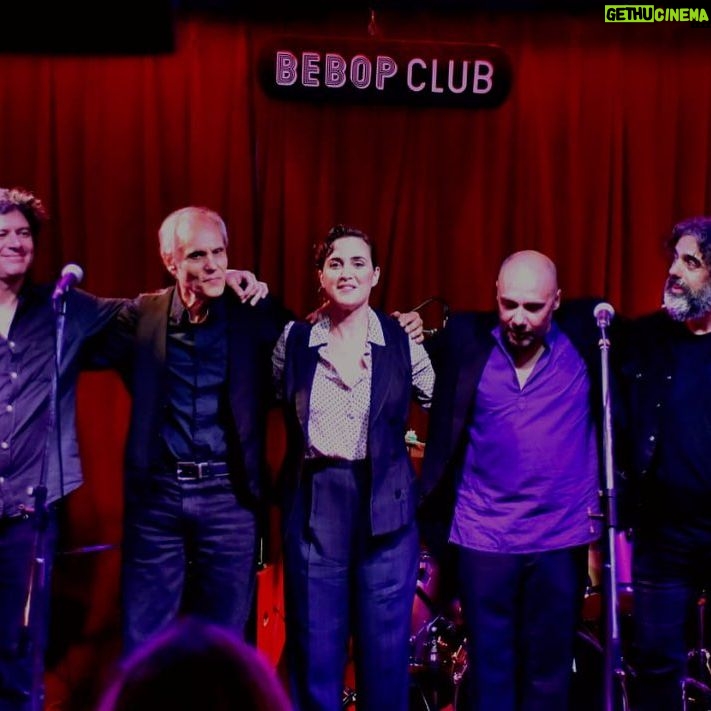Julieta Díaz Instagram - Esa tercera voz, esa tercera orilla del Río ✨ nuestro último álbum ✨ cerrando el año en la preciosa @bebopclub en caba con toda la banda a pleno 🎶🇦🇷🇺🇾🔥 @diegopresabuceo @julietadiaz77 @santiago.peraltax @checoanselmi @arieldrigles ❤️ Gracias a todas y a todos por venir! Es tan lindo compartir con uds siempre! 🙏🏽🌸 Gracias 🙏🏽 @bizarro_uruguay @_____andino_____ @celinacassi @coloniaexpress @poetrybuilding @patatorresmazza @virginiabosco22 @litovitaleoficial @katieviqueira @fabiwilder Fue una noche hermosa. Desembarcar finalmente nuestro disco Río ✨ en Argentina es un cierre luminoso de mucho trabajo, música y poesía! Si todavía no los conocen, disfruten nuestros álbums en la bio de @julietadiaz77 👆🏾💿😁 📸 @patatorresmazza 🌱🍃🙏🏽🎶💋