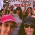 Julieta Díaz Instagram - Con mi amiga y compañera maravillosa @celinafont y el gran colectivo de cineastas argentinos en la plaza por la Verdad, Memoria y Justicia. Por nuestro trabajo que siempre podemos mejorar pero nunca destruir! Qué fuerza abrazarnos todos y todas allí 🇦🇷💪🏽🎬❤️