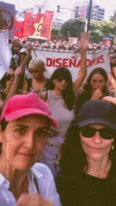 Julieta Díaz Instagram - Con mi amiga y compañera maravillosa @celinafont y el gran colectivo de cineastas argentinos en la plaza por la Verdad, Memoria y Justicia. Por nuestro trabajo que siempre podemos mejorar pero nunca destruir! Qué fuerza abrazarnos todos y todas allí 🇦🇷💪🏽🎬❤️