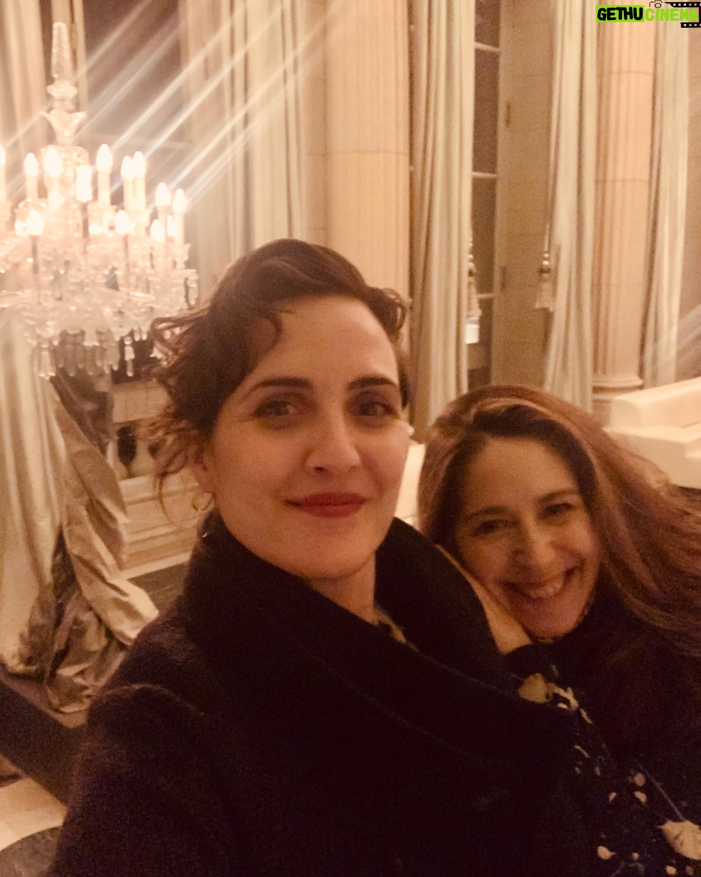 Julieta Díaz - 1.9K Likes - Con @novoalauraok en @palacioduhau ✨
Siempre me saca fotos hermosas ❤️
Te quiero siempre, amiga admirada.