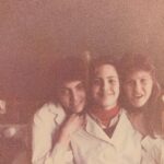 Julieta Díaz Instagram - 🇦🇷 En la primera con Marce y Vale en el aula de 7mo D con pizarrón verde de fondo en la escuela Juan De Garay en San Telmo ❤️ 🇦🇷 En las siguientes egresando de la secundaria República del Líbano en Barracas. Elegíamos de quién recibir el diploma y a quién dárselo. Yo elegí a mi profe Pujol y se lo di a mi abuela Celia que llora sin parar de la emoción de que su única nieta termine la secundaria como ella no pudo 🙏🏽 Gracias a la Educación Pública por tanto 🇦🇷 🇦🇷🙏🏽❤️