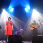 Julieta Díaz Instagram – Aquí está nuestro dúo con toda la banda a pleno en la bella @sala_zitarrosa en el concierto del pasado sábado en la querida Montevideo 🇺🇾❤️🎶

Muchas gracias a todos y todas por acercarse y compartir ese momento! y Muchas gracias al equipo maravilloso que hizo posible este toque divino! 🙏🏽

En breve desembarca toda la banda en CABA 🇦🇷 para tocar este jueves 23/11 a las 20hs puntual en @bebopclub ❤️🎶🥂

“Río es, en tiempos de singles y feats oportunistas, un disco en serio. Una obra que se escucha, se lee, se siente como una unidad, donde el amor, el tiempo y los sueños atraviesan las composiciones casi obsesivamente, y eso es una buena noticia. Acaso no hay poesía, no hay canción que atraviese los días que no hable de estos dolores. En horas de barro y turbulencia, Río milita —e invita a militar— por la belleza”.
Jorge Costigliolo

Entradas en link de nuestras bios 🎫☝🏽

📸 @patatorresmazza