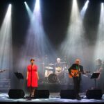 Julieta Díaz Instagram – Aquí está nuestro dúo con toda la banda a pleno en la bella @sala_zitarrosa en el concierto del pasado sábado en la querida Montevideo 🇺🇾❤️🎶

Muchas gracias a todos y todas por acercarse y compartir ese momento! y Muchas gracias al equipo maravilloso que hizo posible este toque divino! 🙏🏽

En breve desembarca toda la banda en CABA 🇦🇷 para tocar este jueves 23/11 a las 20hs puntual en @bebopclub ❤️🎶🥂

“Río es, en tiempos de singles y feats oportunistas, un disco en serio. Una obra que se escucha, se lee, se siente como una unidad, donde el amor, el tiempo y los sueños atraviesan las composiciones casi obsesivamente, y eso es una buena noticia. Acaso no hay poesía, no hay canción que atraviese los días que no hable de estos dolores. En horas de barro y turbulencia, Río milita —e invita a militar— por la belleza”.
Jorge Costigliolo

Entradas en link de nuestras bios 🎫☝🏽

📸 @patatorresmazza