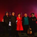 Julieta Díaz Instagram – Aquí está nuestro dúo con toda la banda a pleno en la bella @sala_zitarrosa en el concierto del pasado sábado en la querida Montevideo 🇺🇾❤️🎶

Muchas gracias a todos y todas por acercarse y compartir ese momento! y Muchas gracias al equipo maravilloso que hizo posible este toque divino! 🙏🏽

En breve desembarca toda la banda en CABA 🇦🇷 para tocar este jueves 23/11 a las 20hs puntual en @bebopclub ❤️🎶🥂

“Río es, en tiempos de singles y feats oportunistas, un disco en serio. Una obra que se escucha, se lee, se siente como una unidad, donde el amor, el tiempo y los sueños atraviesan las composiciones casi obsesivamente, y eso es una buena noticia. Acaso no hay poesía, no hay canción que atraviese los días que no hable de estos dolores. En horas de barro y turbulencia, Río milita —e invita a militar— por la belleza”.
Jorge Costigliolo

Entradas en link de nuestras bios 🎫☝🏽

📸 @patatorresmazza