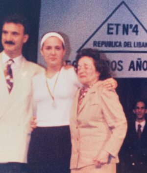 Julieta Díaz Instagram - 🇦🇷 En la primera con Marce y Vale en el aula de 7mo D con pizarrón verde de fondo en la escuela Juan De Garay en San Telmo ❤️

🇦🇷 En las siguientes egresando de la secundaria República del Líbano en Barracas. Elegíamos de quién recibir el diploma y a quién dárselo. Yo elegí a mi profe Pujol y se lo di a mi abuela Celia que llora sin parar de la emoción de que su única nieta termine la secundaria como ella no pudo 🙏🏽

Gracias a la Educación Pública por tanto 🇦🇷

🇦🇷🙏🏽❤️