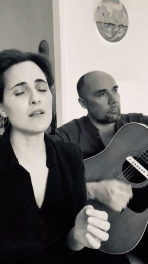 Julieta Díaz Instagram - Este sábado 18/11 a las 21hs en @sala_zitarrosa tenemos la presentación de Río 🌿🇺🇾con toda la banda en pleno 🎶

Aquí suena Zamba, versión casera y acústica, tema 3 del disco 💿

“Río es, en tiempos de singles y feats oportunistas, un disco en serio. Una obra que se escucha, se lee, se siente como una unidad, donde el amor, el tiempo y los sueños atraviesan las composiciones casi obsesivamente, y eso es una buena noticia. Acaso no hay poesía, no hay canción que atraviese los días que no hable de estos dolores. En horas de barro y turbulencia, Río milita —e invita a militar— por la belleza”.
Jorge Costigliolo

Y la semana que viene el jueves 23/11 a las 20hs puntual estaremos también con toda la banda en @bebopclub en Caba 🇦🇷🎶

Entradas en link de bio ☝🏽🎫

Será un placer encontrarlos al borde del agua y compartir la poesía y la música ✨