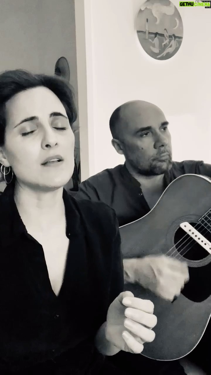 Julieta Díaz - 2.7K Likes - Este sábado 18/11 a las 21hs en @sala_zitarrosa tenemos la presentación de Río 🌿🇺🇾con toda la banda en pleno 🎶
Aquí suena Zamba, versión casera y acústica, tema 3 del disco 💿
“Río es, en tiempos de singles y feats oportunistas, un disco en serio. Una obra que se escucha, se lee, se siente como una unidad, donde el amor, el tiempo y los sueños atraviesan las composiciones casi obsesivamente, y eso es una buena noticia. Acaso no hay poesía, no hay canción que atraviese los días que no hable de estos dolores. En horas de barro y turbulencia, Río milita —e invita a militar— por la belleza”.
Jorge Costigliolo
Y la semana que viene el jueves 23/11 a las 20hs puntual estaremos también con toda la banda en @bebopclub en Caba 🇦🇷🎶
Entradas en link de bio ☝🏽🎫
Será un placer encontrarlos al borde del agua y compartir la poesía y la música ✨