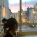 Julieta Díaz Instagram - Carrete del am♥️r … Elena mira un atardecer rosa celeste y la luz se mueve. Lana, seda y ojeras. Ursula K. Leguin nos habla del poder de la palabra. Troche dibuja con la tinta de su corazón. James Blake me hace repetir una canción en loop hasta que me derrito. ❄️