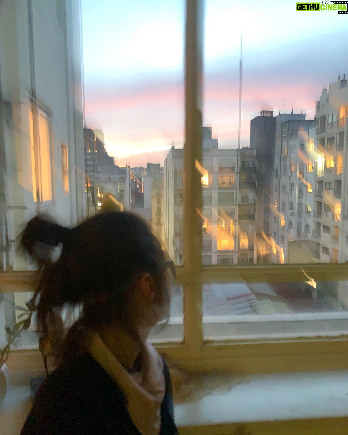 Julieta Díaz - 2.3K Likes - Carrete del am♥️r …
Elena mira un atardecer rosa celeste y la luz se mueve.
Lana, seda y ojeras.
Ursula K. Leguin nos habla del poder de la palabra.
Troche dibuja con la tinta de su corazón.
James Blake me hace repetir una canción en loop hasta que me derrito.
❄️