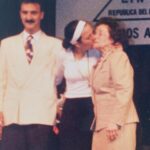 Julieta Díaz Instagram - 🇦🇷 En la primera con Marce y Vale en el aula de 7mo D con pizarrón verde de fondo en la escuela Juan De Garay en San Telmo ❤️ 🇦🇷 En las siguientes egresando de la secundaria República del Líbano en Barracas. Elegíamos de quién recibir el diploma y a quién dárselo. Yo elegí a mi profe Pujol y se lo di a mi abuela Celia que llora sin parar de la emoción de que su única nieta termine la secundaria como ella no pudo 🙏🏽 Gracias a la Educación Pública por tanto 🇦🇷 🇦🇷🙏🏽❤️