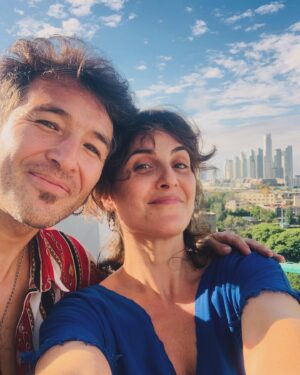 Julieta Díaz Instagram - Llegó @chinoyoficial a Buenos Aires y me llena de alegría contarles que pronto tendremos novedades juntxs 🇨🇱🎸🇦🇷🔥

Además! El próximo miércoles 20/03 toca con su banda divina en @cafeberlinbuenosaires y tengo el placer y el honor de sumarme a cantar dos de sus más lindas canciones junto a ellxs 🥂🎤🎶

Bienvenidxs! 💋