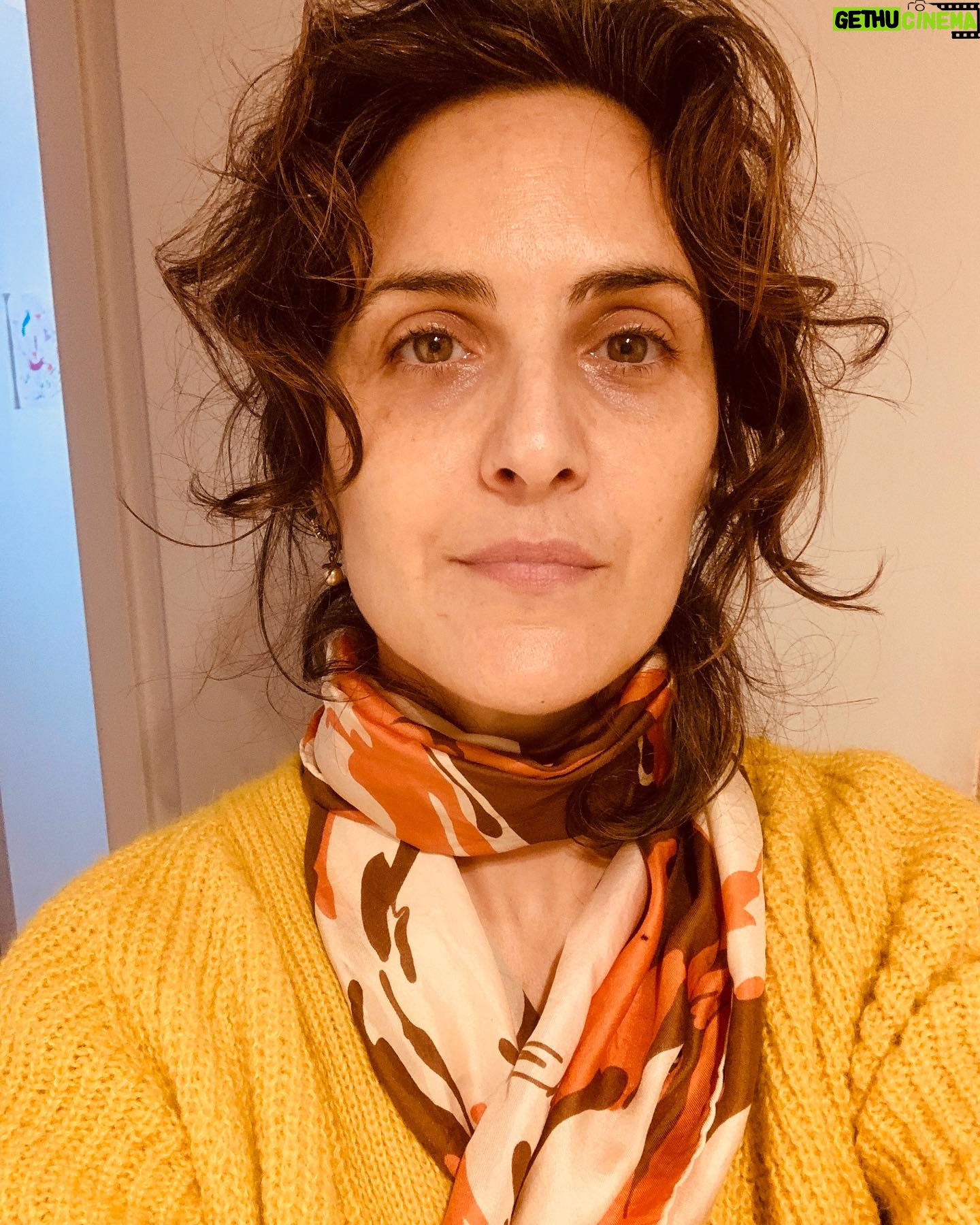 Julieta Díaz - 2.3K Likes - Carrete del am♥️r …
Elena mira un atardecer rosa celeste y la luz se mueve.
Lana, seda y ojeras.
Ursula K. Leguin nos habla del poder de la palabra.
Troche dibuja con la tinta de su corazón.
James Blake me hace repetir una canción en loop hasta que me derrito.
❄️