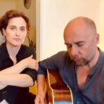 Julieta Díaz Instagram - Este dúo presentará Rio 🌿 en ambas ciudades del Plata, acompañados por la banda completa 🔥🎶 @checoanselmi @santiago.peraltax @arieldrigles 🇺🇾 sábado 18/11 a las 21hs en @sala_zitarrosa Link de entradas en bio ☝🏽 🇦🇷 jueves 23/11 a las 20hs en @bebopclub Link de estradas en bio ☝🏽 Aquí suena Luz de rio en versión acústica y en casa. Canción que abre nuestro segundo álbum y LP ✨ Los y las esperamos! ❤️🌱🇦🇷🇺🇾