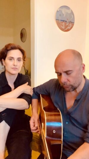 Julieta Díaz Instagram - Este dúo presentará Rio 🌿 en ambas ciudades del Plata, acompañados por la banda completa 🔥🎶

@checoanselmi 
@santiago.peraltax 
@arieldrigles 

🇺🇾 sábado 18/11 a las 21hs en @sala_zitarrosa 
Link de entradas en bio ☝🏽

🇦🇷 jueves 23/11 a las 20hs en @bebopclub 
Link de estradas en bio ☝🏽

Aquí suena Luz de rio en versión acústica y en casa. Canción que abre nuestro segundo álbum y LP ✨

Los y las esperamos! 

❤️🌱🇦🇷🇺🇾