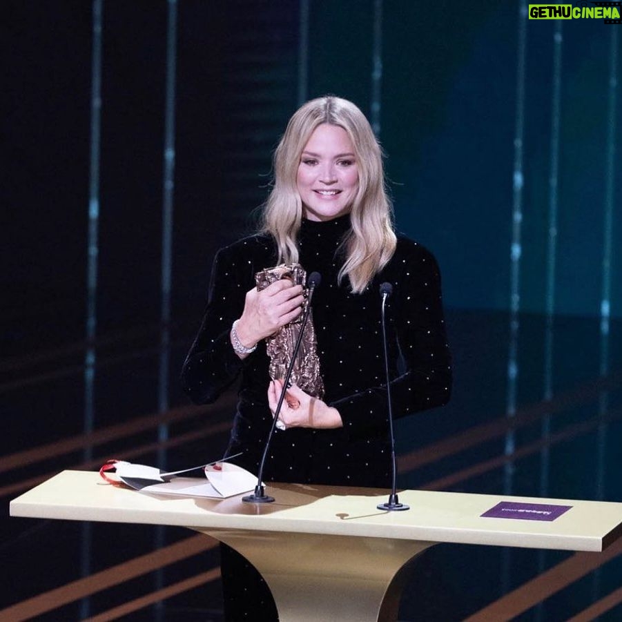 Juliette Binoche Instagram - Bravo Benoît je suis si heureuse pour toi et bravo lumineuse Virginie, une soirée remplie par l’émotion avec l’intervention de Golshifteh, si déchirante. Je n’ai pas pu m’empêcher de me lever au moment où Jamel commençait à ricaner sur les films d’auteur, même avec toutes les libertés que le stand up comics peut prendre, les films d’auteurs sont fragiles, difficiles à faire, nous avons la chance de pouvoir avoir une diversité formidable de films en France grâce aux diverses aides financières que le monde nous envie. Toute diversité doit s’exprimer. Non ! Désolé Jamel avec tout le respect et l’amour que j’ai pour toi, et tu le sais, je ne suis pas d’accord pour te laisser dénigrer ce cinéma là, ni ceux qui prennent le risque de le faire, c’est trop facile. Le cinéma d’auteur apporte un regard singulier, parfois nouveau, des tangentes différentes, qui a parfois des difficultés à trouver son public, qui fait moins d’entrées qu’Astérix, mais qui le trouve aussi. Et c’est bien comme ça. Donc non pas de ricanement. De la tolérance, et un peu d’appréciation des différences. ✨ T’as de la chance que je ne sois pas la sœur de Will Smith ;-) Morale de l’histoire : on ne peut pas dire n’importe quoi (même aux Césars !? Ben ouais)