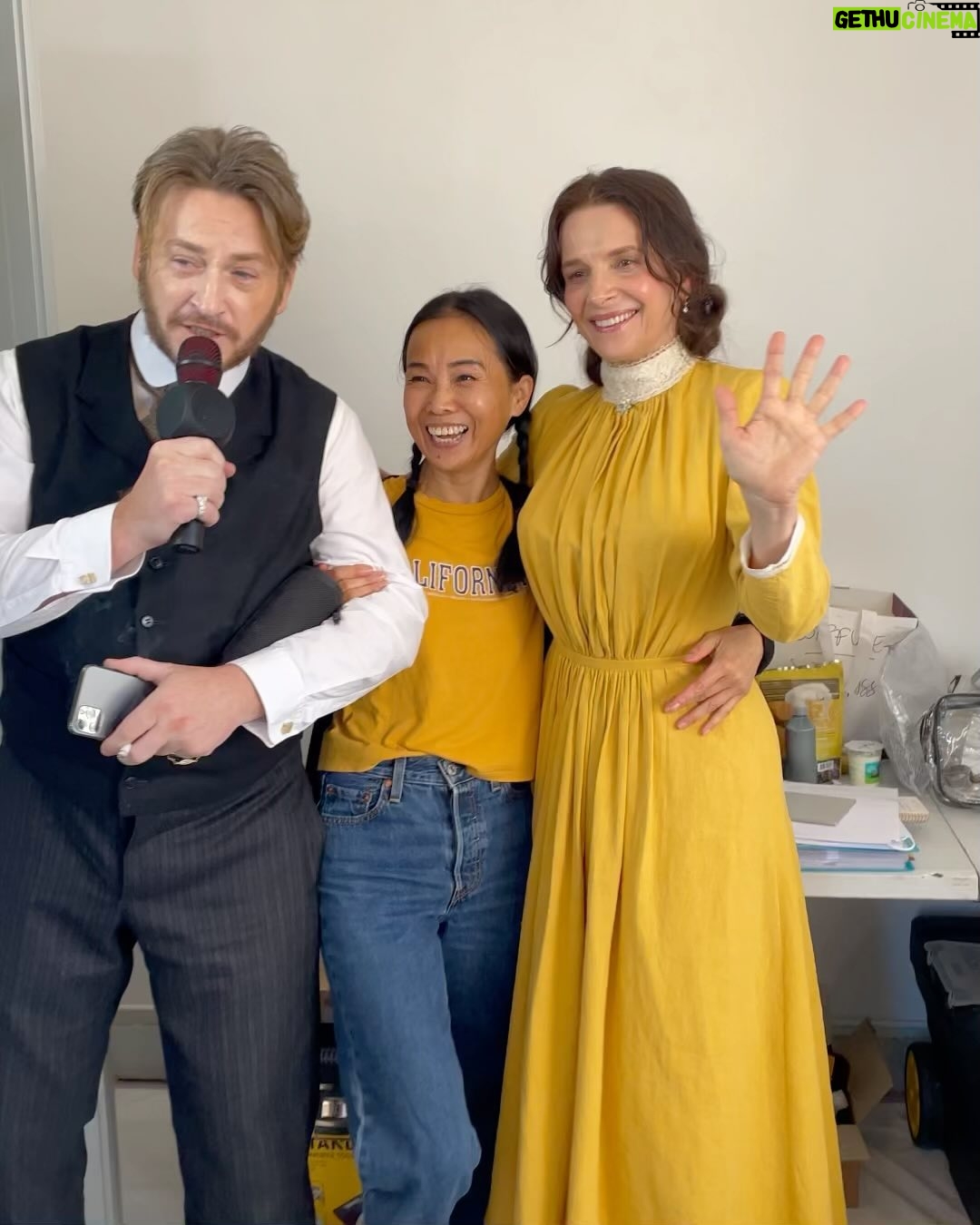 Juliette Binoche - 13.3K Likes - Behind the curtains💛The best people to make The Taste of Things/La Passion de Dodin-Bouffant 🩵🏃🏻♀️🦋thanks to
💆♀️@suman.facialist
💇🏻♀️ @sophieasse
💄@noa_yehonatan
Et la voix extraordinaire de Benoît ❤️🔥🙈