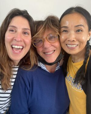 Juliette Binoche Instagram - Behind the curtains💛The best people to make The Taste of Things/La Passion de Dodin-Bouffant 🩵🏃🏻‍♀️🦋thanks to
 💆‍♀️@suman.facialist 
💇🏻‍♀️ @sophieasse 
💄@noa_yehonatan
Et la voix extraordinaire de Benoît ❤️‍🔥🙈