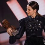 Juliette Binoche Instagram – I want to thank 🥰🥰🥰the Goya Academy @academiadecine for inviting me to Sevilla to receive the Goya Internacional 2023 and particularly Isabel Coixet for presenting it and being with me on that night. You are a heart and an artist I admire, a woman of fire ! 🦁
Yes : Women Life Freedom
I agree
Not only in Iran 🇮🇷 ♥️ but everywhere on our planet !

It was great to witness the strong and overwhelming AS BESTAS win, the acting of both Dennis Ménochet et Marina Fois is just breathtaking. Bravo 🎉🍾🎈🤍✨🌈🌸
I missed Albert Serra for Pacifiction, I wished that he was selected… nul n’est prophète…etc 

I want to thank Concha for being my translator during those 2 days of interviews, press conference and masterclass, they kept us busy. You are such a force of work !