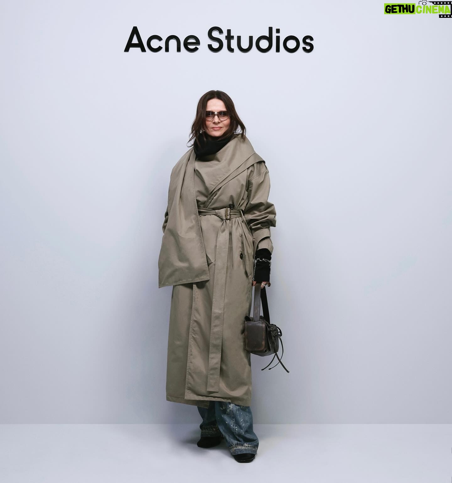 Juliette Binoche Instagram - ACNÉ @acnestudios such a talented and reachable soul Jonny Johansson creator of the brand. His humility blew my mind last night. Acné team thank you,you are the best ! 💘 Actress factory : @orbis.media @jonathan_huguet @celine_planchenault @perrinerougemonthair @magalisanzey #luna&bacchus 🐈🐈⬛