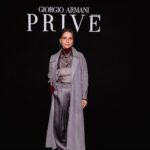 Juliette Binoche Instagram – Au défilé haute couture @giorgioarmani ❤️‍🔥🇮🇹et immense plaisir de revoir Melanie Laurent depuis PARIS de Cédric Klapish !
📷n&b richardgianorio