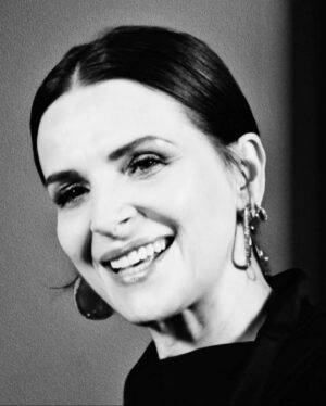 Juliette Binoche Instagram - Au défilé haute couture @giorgioarmani ❤️‍🔥🇮🇹et immense plaisir de revoir Melanie Laurent depuis PARIS de Cédric Klapish !
📷n&b richardgianorio