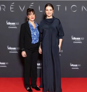 Juliette Binoche Instagram - Hélène Lambert qui a joué dans Ouistréham est dans les Révélations des Césars. 
Hélène a 4 enfants, elle est vraie des pieds à la tête, c’est son premier rôle dans un film. Bravo Hélène, tu donnes à ce film toute sa vérité et sa réalité. 💖
@helenemelya 

Merci à Armani styled by @jonathan_huguet 
👗@giorgioarmani 
💄@celine_planchenault 
💇🏻‍♀️ @johnnollet 
💅#nellyferreira 

🙏@frederique.moidon.officiel et à @orbis.media d’être là fidèles 💓💓🏡🧚🏽‍♀️⭐️