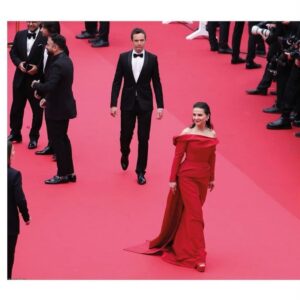 Juliette Binoche Instagram - Thank you @dior et @mariagraziachiuri for making this gorgeous red dress.
And thank you @cartier for allowing me to wear your super trouper jewels. 
❤️❤️❤️❤️❤️❤️❤️
💃🏼 @jonathan_huguet
💋 @celine_planchenault 
✂️ @johnnollet 
❤️‍🔥 @orbis.media 
🌺 @festivaldecannes 
Et merci Thomas 🎈