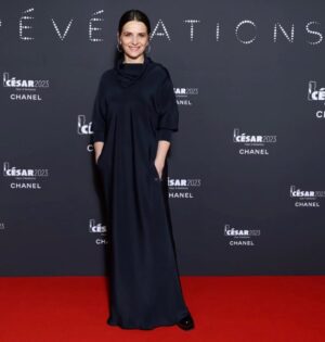 Juliette Binoche Instagram - Hélène Lambert qui a joué dans Ouistréham est dans les Révélations des Césars. 
Hélène a 4 enfants, elle est vraie des pieds à la tête, c’est son premier rôle dans un film. Bravo Hélène, tu donnes à ce film toute sa vérité et sa réalité. 💖
@helenemelya 

Merci à Armani styled by @jonathan_huguet 
👗@giorgioarmani 
💄@celine_planchenault 
💇🏻‍♀️ @johnnollet 
💅#nellyferreira 

🙏@frederique.moidon.officiel et à @orbis.media d’être là fidèles 💓💓🏡🧚🏽‍♀️⭐️