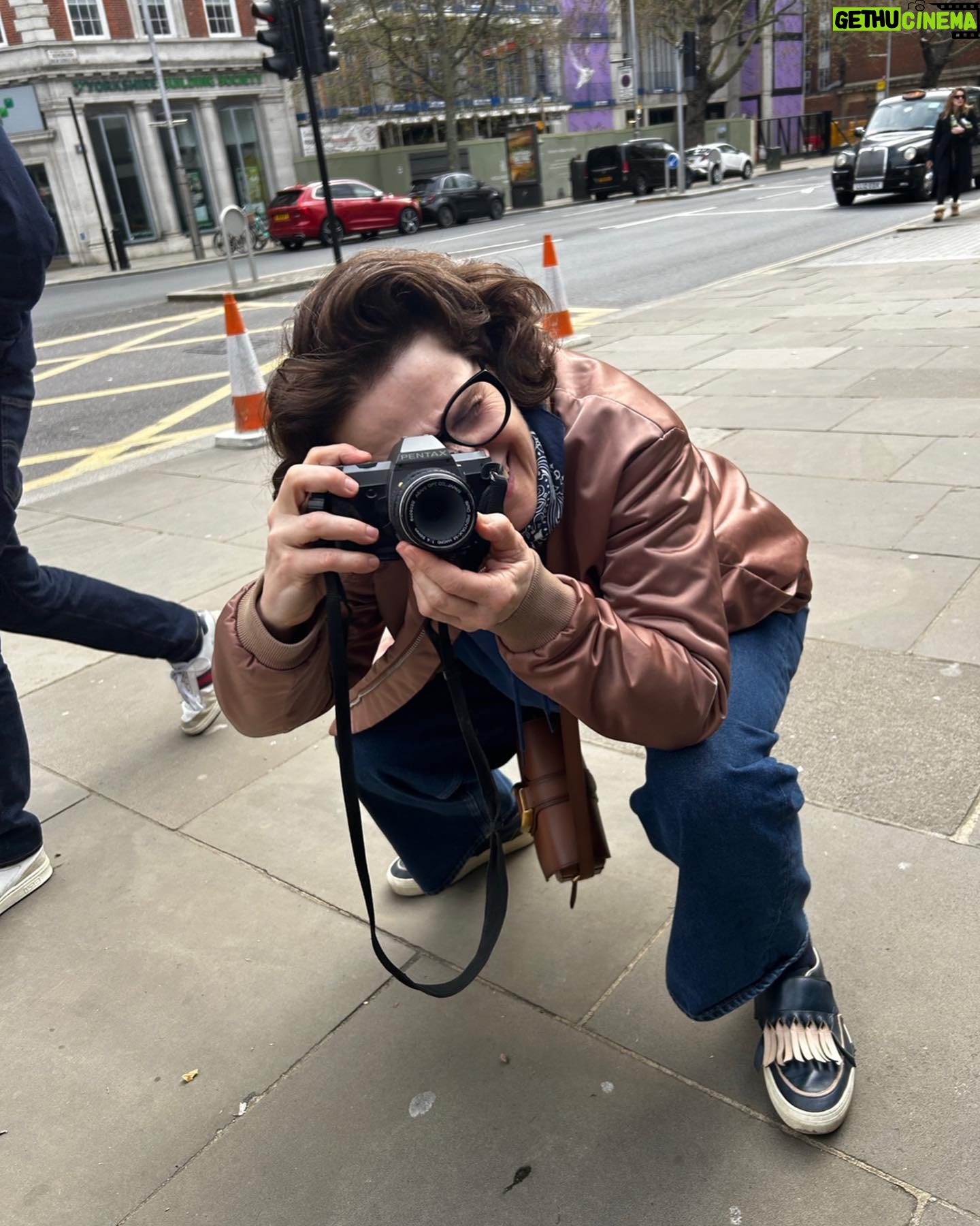 Juliette Binoche Instagram - Just finished shooting QUEEN AT SEA in London ! Lance Hammer directing Tom, Annie and Florence and many other actors ! Here some bits to share : dressing roomβ¦ ππ»ββοΈπΊππ§οΈπ₯³πππππ₯(i was not shooting the last day, so donβt look for me, iβm not on the picture ;) but there is @florencehunt_ π§πΌββοΈ This is the kind of films I love doing : strong script, talented director and cinematographer, loving hard work actors, small passionate crew, on location. A film of believers and makers β¨β€οΈβπ₯