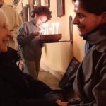 Juliette Binoche Instagram – Joyeux Noël à tous et toutes, je vous embrasse. 💓 
Merry Christmas to you all. May family be a place of joy and warmth.