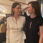 Juliette Binoche Instagram – Bravo Benoît je suis si heureuse pour toi et bravo lumineuse Virginie, une soirée remplie par l’émotion avec l’intervention de Golshifteh, si déchirante. 
Je n’ai pas pu m’empêcher de me lever au moment où Jamel commençait à ricaner sur les films d’auteur, même avec toutes les libertés que le stand up comics peut prendre, les films d’auteurs sont fragiles, difficiles à faire, nous avons la chance de pouvoir avoir une diversité formidable de films en France grâce aux diverses aides financières que le monde nous envie. Toute diversité doit s’exprimer.
Non ! Désolé Jamel avec tout le respect et l’amour que j’ai pour toi, et tu le sais, je ne suis pas d’accord pour te laisser dénigrer ce cinéma là, ni ceux qui prennent le risque de le faire, c’est trop facile. Le cinéma d’auteur apporte un regard singulier, parfois nouveau, des tangentes différentes, qui a parfois des difficultés à trouver son public, qui fait moins d’entrées qu’Astérix, mais qui le trouve aussi. Et c’est bien comme ça. Donc non pas de ricanement. De la tolérance, et un peu d’appréciation des différences. ✨ T’as de la chance que je ne sois pas la sœur de Will Smith ;-)
Morale de l’histoire : on ne peut pas dire n’importe quoi (même aux Césars !? Ben ouais)