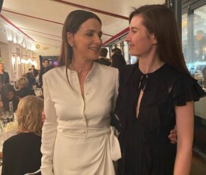 Juliette Binoche Instagram - Bravo Benoît je suis si heureuse pour toi et bravo lumineuse Virginie, une soirée remplie par l’émotion avec l’intervention de Golshifteh, si déchirante. 
Je n’ai pas pu m’empêcher de me lever au moment où Jamel commençait à ricaner sur les films d’auteur, même avec toutes les libertés que le stand up comics peut prendre, les films d’auteurs sont fragiles, difficiles à faire, nous avons la chance de pouvoir avoir une diversité formidable de films en France grâce aux diverses aides financières que le monde nous envie. Toute diversité doit s’exprimer.
Non ! Désolé Jamel avec tout le respect et l’amour que j’ai pour toi, et tu le sais, je ne suis pas d’accord pour te laisser dénigrer ce cinéma là, ni ceux qui prennent le risque de le faire, c’est trop facile. Le cinéma d’auteur apporte un regard singulier, parfois nouveau, des tangentes différentes, qui a parfois des difficultés à trouver son public, qui fait moins d’entrées qu’Astérix, mais qui le trouve aussi. Et c’est bien comme ça. Donc non pas de ricanement. De la tolérance, et un peu d’appréciation des différences. ✨ T’as de la chance que je ne sois pas la sœur de Will Smith ;-)
Morale de l’histoire : on ne peut pas dire n’importe quoi (même aux Césars !? Ben ouais)