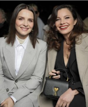 Juliette Binoche Instagram - 💛🩶AMI fashion show💛🩶
@alexandremattiussi9 @amiparis #AmiParis #amifw24 
Sharing the energy of the show with our hero Fran 🙌@officialfrandrescher ❤️‍🔥(thank you for all the fights you did with your team for our actors’rights)
and the talented Choi Woo Shik @dntlrdl 💚