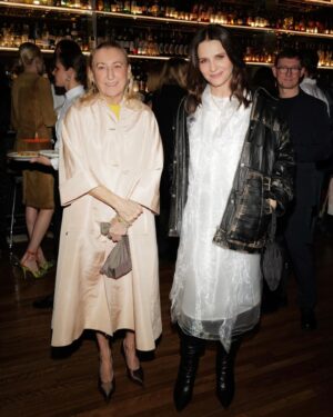 Juliette Binoche Instagram - With Queen Prada 👑
The lover of films 🖤
Fashion show @prada & @rafsimons 
Gorgeous moment !
Thank you Verde, Antonella and Judith, the best team 🌈
Thank you @orbis.media Suzel and Gaëtan ❤️

👰‍♀️ @jonathan_huguet 
💋  @celine_planchenault
🪮  @robertvetica 
💅  @lucytuckernails