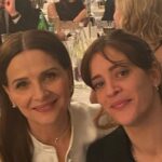 Juliette Binoche Instagram – Bravo Benoît je suis si heureuse pour toi et bravo lumineuse Virginie, une soirée remplie par l’émotion avec l’intervention de Golshifteh, si déchirante. 
Je n’ai pas pu m’empêcher de me lever au moment où Jamel commençait à ricaner sur les films d’auteur, même avec toutes les libertés que le stand up comics peut prendre, les films d’auteurs sont fragiles, difficiles à faire, nous avons la chance de pouvoir avoir une diversité formidable de films en France grâce aux diverses aides financières que le monde nous envie. Toute diversité doit s’exprimer.
Non ! Désolé Jamel avec tout le respect et l’amour que j’ai pour toi, et tu le sais, je ne suis pas d’accord pour te laisser dénigrer ce cinéma là, ni ceux qui prennent le risque de le faire, c’est trop facile. Le cinéma d’auteur apporte un regard singulier, parfois nouveau, des tangentes différentes, qui a parfois des difficultés à trouver son public, qui fait moins d’entrées qu’Astérix, mais qui le trouve aussi. Et c’est bien comme ça. Donc non pas de ricanement. De la tolérance, et un peu d’appréciation des différences. ✨ T’as de la chance que je ne sois pas la sœur de Will Smith ;-)
Morale de l’histoire : on ne peut pas dire n’importe quoi (même aux Césars !? Ben ouais)