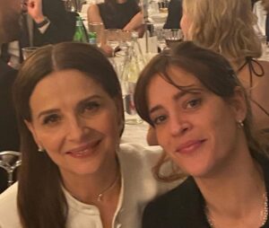 Juliette Binoche Instagram - Bravo Benoît je suis si heureuse pour toi et bravo lumineuse Virginie, une soirée remplie par l’émotion avec l’intervention de Golshifteh, si déchirante. 
Je n’ai pas pu m’empêcher de me lever au moment où Jamel commençait à ricaner sur les films d’auteur, même avec toutes les libertés que le stand up comics peut prendre, les films d’auteurs sont fragiles, difficiles à faire, nous avons la chance de pouvoir avoir une diversité formidable de films en France grâce aux diverses aides financières que le monde nous envie. Toute diversité doit s’exprimer.
Non ! Désolé Jamel avec tout le respect et l’amour que j’ai pour toi, et tu le sais, je ne suis pas d’accord pour te laisser dénigrer ce cinéma là, ni ceux qui prennent le risque de le faire, c’est trop facile. Le cinéma d’auteur apporte un regard singulier, parfois nouveau, des tangentes différentes, qui a parfois des difficultés à trouver son public, qui fait moins d’entrées qu’Astérix, mais qui le trouve aussi. Et c’est bien comme ça. Donc non pas de ricanement. De la tolérance, et un peu d’appréciation des différences. ✨ T’as de la chance que je ne sois pas la sœur de Will Smith ;-)
Morale de l’histoire : on ne peut pas dire n’importe quoi (même aux Césars !? Ben ouais)