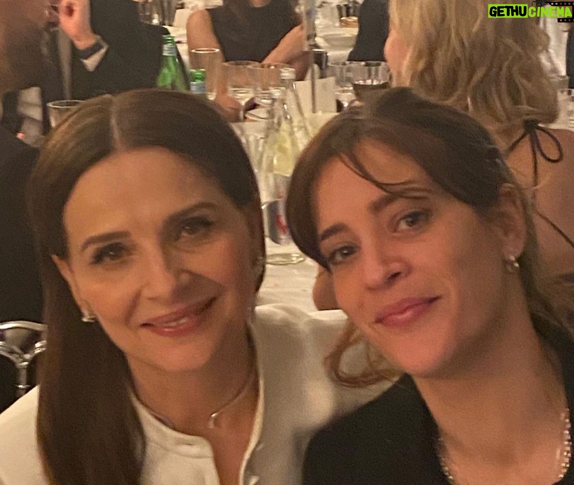 Juliette Binoche - 21.6K Likes - Bravo BenoĆ®t je suis si heureuse pour toi et bravo lumineuse Virginie, une soirĆ©e remplie par lāĆ©motion avec lāintervention de Golshifteh, si dĆ©chirante.
Je nāai pas pu māempĆŖcher de me lever au moment où Jamel commenƧait Ć ricaner sur les films dāauteur, mĆŖme avec toutes les libertĆ©s que le stand up comics peut prendre, les films dāauteurs sont fragiles, difficiles Ć faire, nous avons la chance de pouvoir avoir une diversitĆ© formidable de films en France grĆ¢ce aux diverses aides financiĆØres que le monde nous envie. Toute diversitĆ© doit sāexprimer.
Non ! DĆ©solĆ© Jamel avec tout le respect et lāamour que jāai pour toi, et tu le sais, je ne suis pas dāaccord pour te laisser dĆ©nigrer ce cinĆ©ma lĆ , ni ceux qui prennent le risque de le faire, cāest trop facile. Le cinĆ©ma dāauteur apporte un regard singulier, parfois nouveau, des tangentes diffĆ©rentes, qui a parfois des difficultĆ©s Ć trouver son public, qui fait moins dāentrĆ©es quāAstĆ©rix, mais qui le trouve aussi. Et cāest bien comme Ƨa. Donc non pas de ricanement. De la tolĆ©rance, et un peu dāapprĆ©ciation des diffĆ©rences. ⨠Tāas de la chance que je ne sois pas la sÅur de Will Smith ;-)
Morale de lāhistoire : on ne peut pas dire nāimporte quoi (mĆŖme aux CĆ©sars !? Ben ouais)