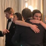 Juliette Binoche Instagram – Bravo Benoît je suis si heureuse pour toi et bravo lumineuse Virginie, une soirée remplie par l’émotion avec l’intervention de Golshifteh, si déchirante. 
Je n’ai pas pu m’empêcher de me lever au moment où Jamel commençait à ricaner sur les films d’auteur, même avec toutes les libertés que le stand up comics peut prendre, les films d’auteurs sont fragiles, difficiles à faire, nous avons la chance de pouvoir avoir une diversité formidable de films en France grâce aux diverses aides financières que le monde nous envie. Toute diversité doit s’exprimer.
Non ! Désolé Jamel avec tout le respect et l’amour que j’ai pour toi, et tu le sais, je ne suis pas d’accord pour te laisser dénigrer ce cinéma là, ni ceux qui prennent le risque de le faire, c’est trop facile. Le cinéma d’auteur apporte un regard singulier, parfois nouveau, des tangentes différentes, qui a parfois des difficultés à trouver son public, qui fait moins d’entrées qu’Astérix, mais qui le trouve aussi. Et c’est bien comme ça. Donc non pas de ricanement. De la tolérance, et un peu d’appréciation des différences. ✨ T’as de la chance que je ne sois pas la sœur de Will Smith ;-)
Morale de l’histoire : on ne peut pas dire n’importe quoi (même aux Césars !? Ben ouais)