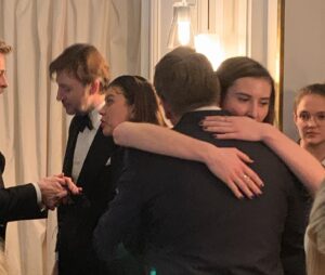 Juliette Binoche Instagram - Bravo Benoît je suis si heureuse pour toi et bravo lumineuse Virginie, une soirée remplie par l’émotion avec l’intervention de Golshifteh, si déchirante. 
Je n’ai pas pu m’empêcher de me lever au moment où Jamel commençait à ricaner sur les films d’auteur, même avec toutes les libertés que le stand up comics peut prendre, les films d’auteurs sont fragiles, difficiles à faire, nous avons la chance de pouvoir avoir une diversité formidable de films en France grâce aux diverses aides financières que le monde nous envie. Toute diversité doit s’exprimer.
Non ! Désolé Jamel avec tout le respect et l’amour que j’ai pour toi, et tu le sais, je ne suis pas d’accord pour te laisser dénigrer ce cinéma là, ni ceux qui prennent le risque de le faire, c’est trop facile. Le cinéma d’auteur apporte un regard singulier, parfois nouveau, des tangentes différentes, qui a parfois des difficultés à trouver son public, qui fait moins d’entrées qu’Astérix, mais qui le trouve aussi. Et c’est bien comme ça. Donc non pas de ricanement. De la tolérance, et un peu d’appréciation des différences. ✨ T’as de la chance que je ne sois pas la sœur de Will Smith ;-)
Morale de l’histoire : on ne peut pas dire n’importe quoi (même aux Césars !? Ben ouais)