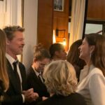 Juliette Binoche Instagram – Bravo Benoît je suis si heureuse pour toi et bravo lumineuse Virginie, une soirée remplie par l’émotion avec l’intervention de Golshifteh, si déchirante. 
Je n’ai pas pu m’empêcher de me lever au moment où Jamel commençait à ricaner sur les films d’auteur, même avec toutes les libertés que le stand up comics peut prendre, les films d’auteurs sont fragiles, difficiles à faire, nous avons la chance de pouvoir avoir une diversité formidable de films en France grâce aux diverses aides financières que le monde nous envie. Toute diversité doit s’exprimer.
Non ! Désolé Jamel avec tout le respect et l’amour que j’ai pour toi, et tu le sais, je ne suis pas d’accord pour te laisser dénigrer ce cinéma là, ni ceux qui prennent le risque de le faire, c’est trop facile. Le cinéma d’auteur apporte un regard singulier, parfois nouveau, des tangentes différentes, qui a parfois des difficultés à trouver son public, qui fait moins d’entrées qu’Astérix, mais qui le trouve aussi. Et c’est bien comme ça. Donc non pas de ricanement. De la tolérance, et un peu d’appréciation des différences. ✨ T’as de la chance que je ne sois pas la sœur de Will Smith ;-)
Morale de l’histoire : on ne peut pas dire n’importe quoi (même aux Césars !? Ben ouais)