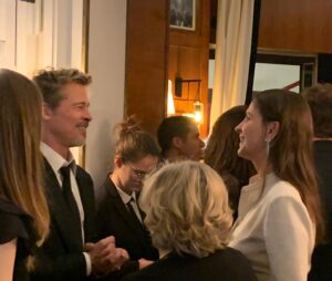 Juliette Binoche Instagram - Bravo Benoît je suis si heureuse pour toi et bravo lumineuse Virginie, une soirée remplie par l’émotion avec l’intervention de Golshifteh, si déchirante. 
Je n’ai pas pu m’empêcher de me lever au moment où Jamel commençait à ricaner sur les films d’auteur, même avec toutes les libertés que le stand up comics peut prendre, les films d’auteurs sont fragiles, difficiles à faire, nous avons la chance de pouvoir avoir une diversité formidable de films en France grâce aux diverses aides financières que le monde nous envie. Toute diversité doit s’exprimer.
Non ! Désolé Jamel avec tout le respect et l’amour que j’ai pour toi, et tu le sais, je ne suis pas d’accord pour te laisser dénigrer ce cinéma là, ni ceux qui prennent le risque de le faire, c’est trop facile. Le cinéma d’auteur apporte un regard singulier, parfois nouveau, des tangentes différentes, qui a parfois des difficultés à trouver son public, qui fait moins d’entrées qu’Astérix, mais qui le trouve aussi. Et c’est bien comme ça. Donc non pas de ricanement. De la tolérance, et un peu d’appréciation des différences. ✨ T’as de la chance que je ne sois pas la sœur de Will Smith ;-)
Morale de l’histoire : on ne peut pas dire n’importe quoi (même aux Césars !? Ben ouais)