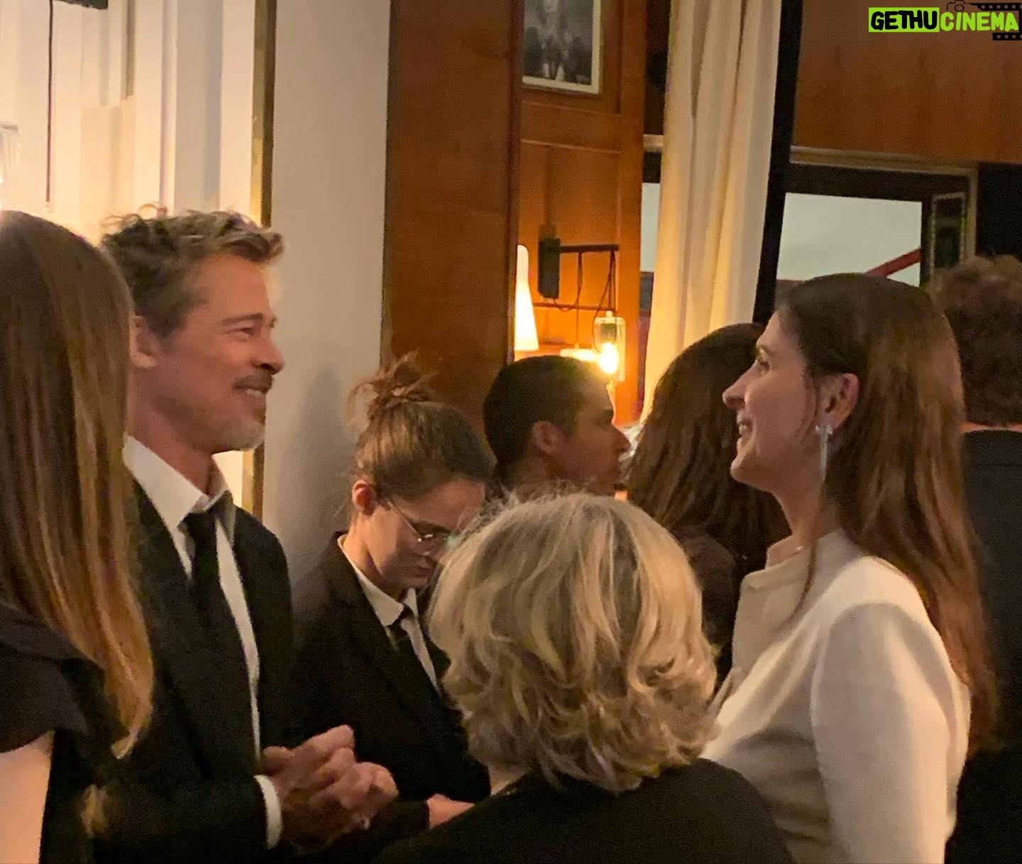 Juliette Binoche - 21.6K Likes - Bravo BenoĆ®t je suis si heureuse pour toi et bravo lumineuse Virginie, une soirĆ©e remplie par lāĆ©motion avec lāintervention de Golshifteh, si dĆ©chirante.
Je nāai pas pu māempĆŖcher de me lever au moment où Jamel commenƧait Ć ricaner sur les films dāauteur, mĆŖme avec toutes les libertĆ©s que le stand up comics peut prendre, les films dāauteurs sont fragiles, difficiles Ć faire, nous avons la chance de pouvoir avoir une diversitĆ© formidable de films en France grĆ¢ce aux diverses aides financiĆØres que le monde nous envie. Toute diversitĆ© doit sāexprimer.
Non ! DĆ©solĆ© Jamel avec tout le respect et lāamour que jāai pour toi, et tu le sais, je ne suis pas dāaccord pour te laisser dĆ©nigrer ce cinĆ©ma lĆ , ni ceux qui prennent le risque de le faire, cāest trop facile. Le cinĆ©ma dāauteur apporte un regard singulier, parfois nouveau, des tangentes diffĆ©rentes, qui a parfois des difficultĆ©s Ć trouver son public, qui fait moins dāentrĆ©es quāAstĆ©rix, mais qui le trouve aussi. Et cāest bien comme Ƨa. Donc non pas de ricanement. De la tolĆ©rance, et un peu dāapprĆ©ciation des diffĆ©rences. ⨠Tāas de la chance que je ne sois pas la sÅur de Will Smith ;-)
Morale de lāhistoire : on ne peut pas dire nāimporte quoi (mĆŖme aux CĆ©sars !? Ben ouais)