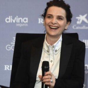 Juliette Binoche Instagram - Merci à la création de la maison 🧚🏽‍♀️💐🤍✨
@pacorabanne 

Merci à :
💃🏼@jonathan_huguet 
💋@celine_planchenault 
💇🏻‍♀️@johnnollet 
💍@boucheron 
et à 
@orbis.media ❤️‍🔥
@frederiquemoidon ❤️‍🔥

Quelques merveilles impressionnantes à Séville…