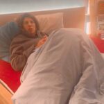 Juliette Tresanini Instagram – Bilan de fin de journée très … productive… 
En vrai, c’est comme ça que je bosse le mieux et oui je fais du sport mais je ne transpire pas ! Tu vas faire quoi 😉 #teamsansodeur #teamtravailaulit #teaminsta #comedy #comedie