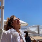 Juliette Tresanini Instagram – Premier jour à Cannes, ressenti une semaine ! Les pauses n’existent pas, mes meilleurs compagnons de route: une bonne paire de baskets et une bouteille d’eau (quelques Dolipranes parce que… voilà quoi ) . Je vous parlerai des films chanmés que j’ai vu et des rencontres folles aussi mais avant tout , je tenais à  remercier @sylvie_illustre_vip_cannes pour cette invitation magique, ainsi que @maisonrochel  que j’ai choisi pour ses tenues si originales et élégantes . Les pièces sont somptueuses , je vous recommande Dana, cette fée de la dentelle qui fait de moi une version instagramable et glamour 😉 
Voilà pour le premier jour de ce festival de fou … à demain pour de nouvelles aventures … 
Merci @morganejackson.makeup.cannes @julien.g.hair pour la mise en beauté , @xbengarnierx que les gens prennent souvent pour Gael Garcia Bernal , merci @brutofficiel  pour la meilleure soirée de la Croisette ainsi que @arianderson8685 tout ça n’aurait pas la même saveur (toi-même tu sais)
