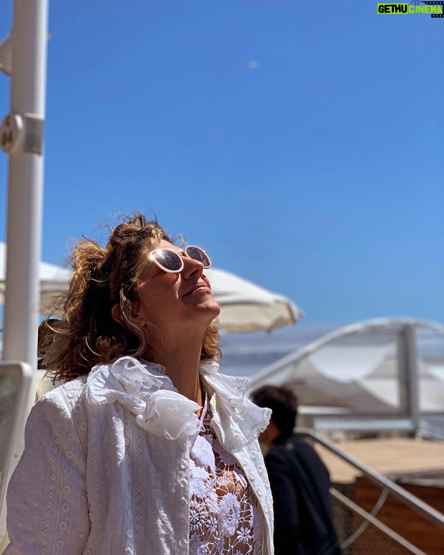 Juliette Tresanini Instagram - Premier jour à Cannes, ressenti une semaine ! Les pauses n’existent pas, mes meilleurs compagnons de route: une bonne paire de baskets et une bouteille d’eau (quelques Dolipranes parce que… voilà quoi ) . Je vous parlerai des films chanmés que j’ai vu et des rencontres folles aussi mais avant tout , je tenais à remercier @sylvie_illustre_vip_cannes pour cette invitation magique, ainsi que @maisonrochel que j’ai choisi pour ses tenues si originales et élégantes . Les pièces sont somptueuses , je vous recommande Dana, cette fée de la dentelle qui fait de moi une version instagramable et glamour 😉 Voilà pour le premier jour de ce festival de fou … à demain pour de nouvelles aventures … Merci @morganejackson.makeup.cannes @julien.g.hair pour la mise en beauté , @xbengarnierx que les gens prennent souvent pour Gael Garcia Bernal , merci @brutofficiel pour la meilleure soirée de la Croisette ainsi que @arianderson8685 tout ça n’aurait pas la même saveur (toi-même tu sais)