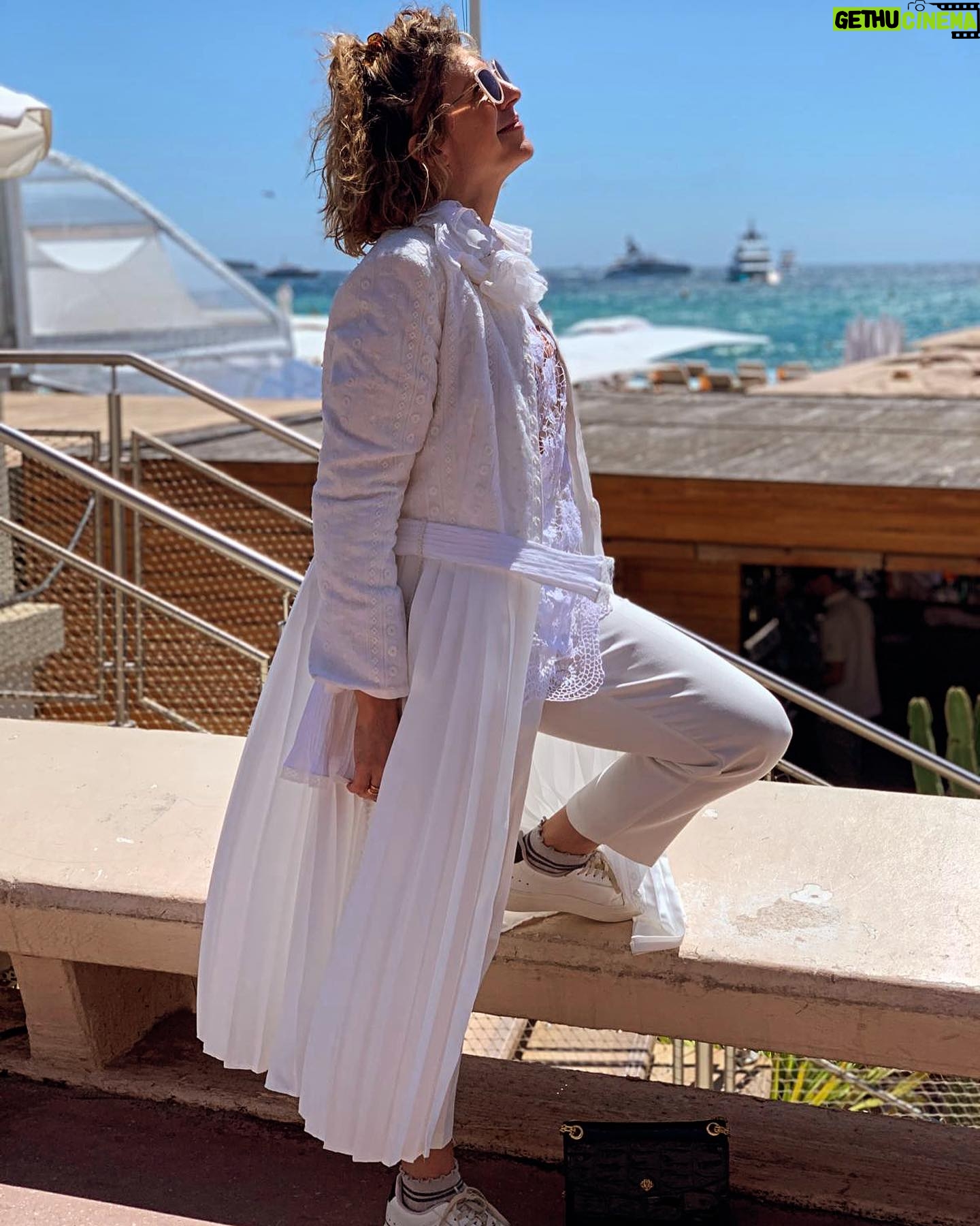 Juliette Tresanini Instagram - Premier jour à Cannes, ressenti une semaine ! Les pauses n’existent pas, mes meilleurs compagnons de route: une bonne paire de baskets et une bouteille d’eau (quelques Dolipranes parce que… voilà quoi ) . Je vous parlerai des films chanmés que j’ai vu et des rencontres folles aussi mais avant tout , je tenais à remercier @sylvie_illustre_vip_cannes pour cette invitation magique, ainsi que @maisonrochel que j’ai choisi pour ses tenues si originales et élégantes . Les pièces sont somptueuses , je vous recommande Dana, cette fée de la dentelle qui fait de moi une version instagramable et glamour 😉 Voilà pour le premier jour de ce festival de fou … à demain pour de nouvelles aventures … Merci @morganejackson.makeup.cannes @julien.g.hair pour la mise en beauté , @xbengarnierx que les gens prennent souvent pour Gael Garcia Bernal , merci @brutofficiel pour la meilleure soirée de la Croisette ainsi que @arianderson8685 tout ça n’aurait pas la même saveur (toi-même tu sais)