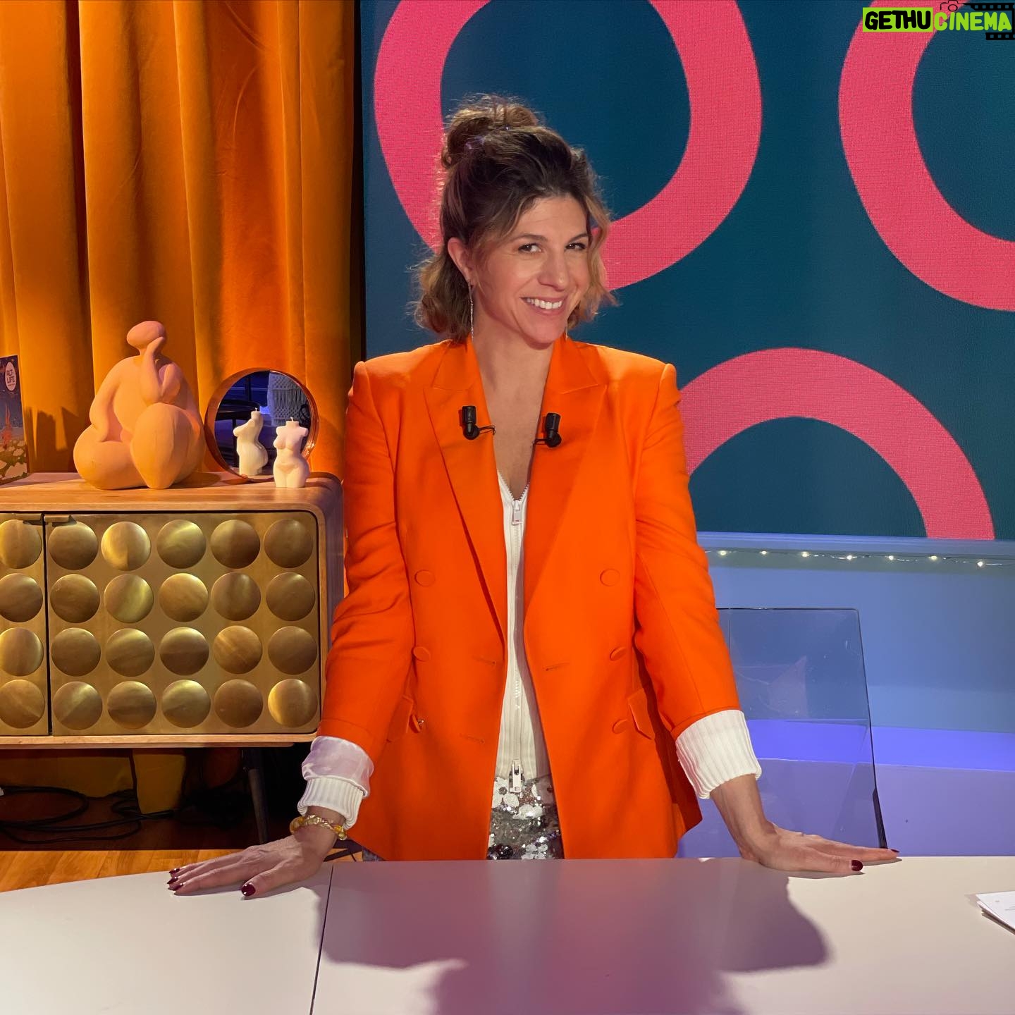 Juliette Tresanini Instagram - Samedi 21h je vous donne rendez-vous sur @lachaineteva pour une émission spéciale “les hommes après me too”, pour l’occasion, on leur a laissé le plateau, on allait pas non plus les “womansplainer”😉 👩🦰: @yorendelola 💋: @cassandremakeup Stylisme : @mailan_stylist Veste 🍊: @pallasparis